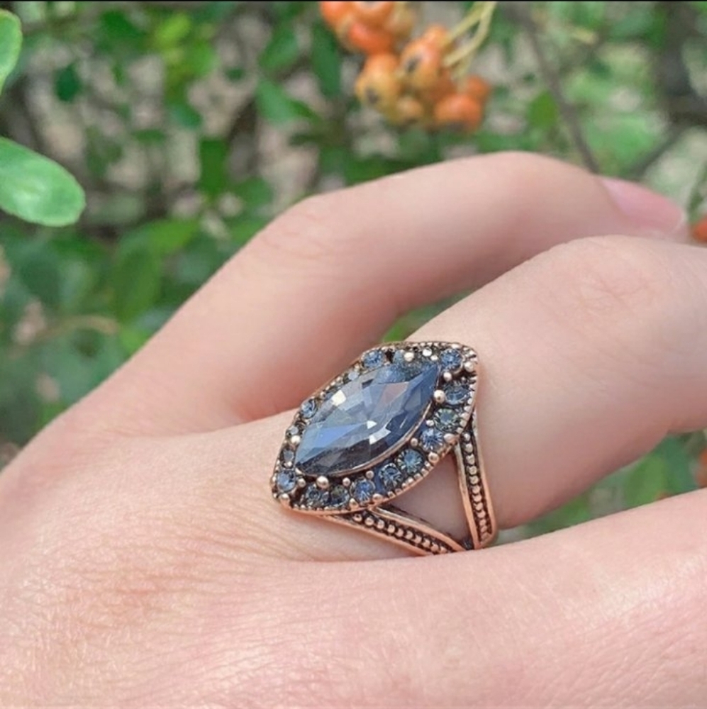 Elegant Vintage Style Gold Marquise Ring